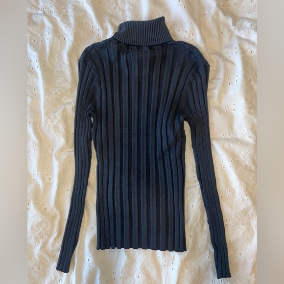 Ribbed stretchy black turtle neck - Picture 2 of 3